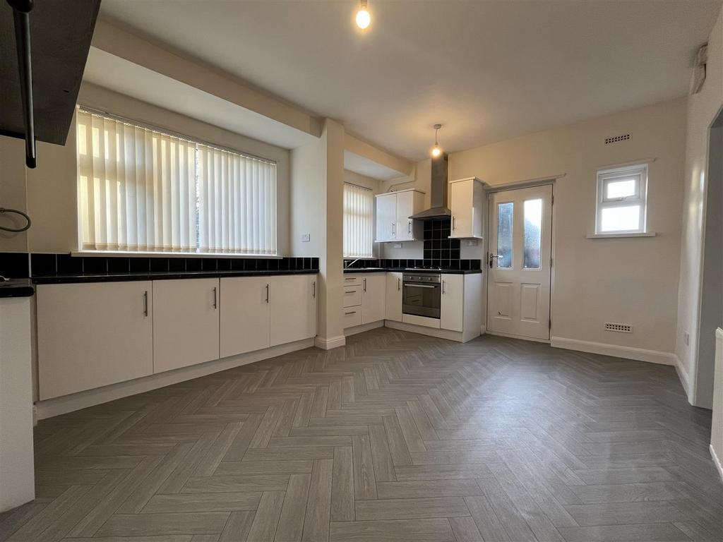 Kitchen 1.jpg