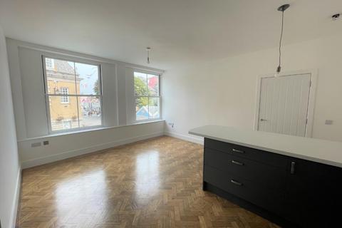 3 bedroom flat to rent, The Moor, Falmouth