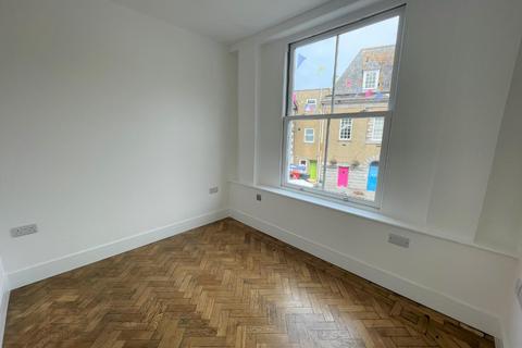 3 bedroom flat to rent, The Moor, Falmouth