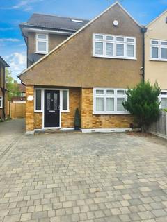 5 bedroom semi-detached house to rent, Trent Avenue, Upminster, Essex