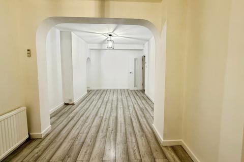 5 bedroom semi-detached house to rent, Trent Avenue, Upminster, Essex
