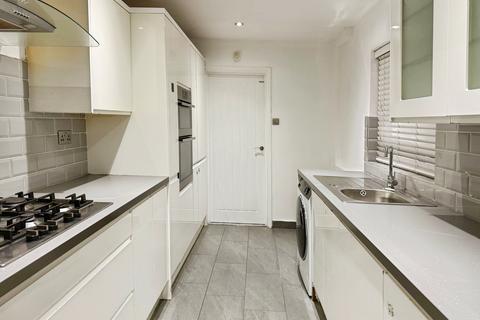 5 bedroom semi-detached house to rent, Trent Avenue, Upminster, Essex