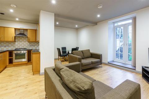 3 bedroom flat to rent, *6 Month Let Osborne Terrace, Newcastle Upon Tyne