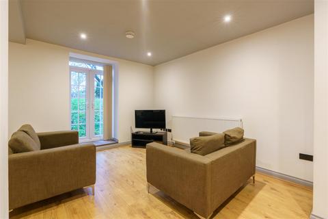 3 bedroom flat to rent, *6 Month Let Osborne Terrace, Newcastle Upon Tyne