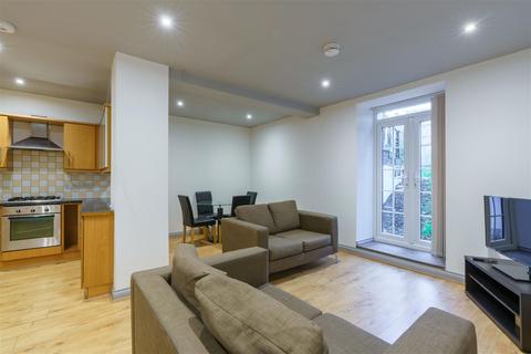 3 bedroom flat to rent, *6 Month Let Osborne Terrace, Newcastle Upon Tyne