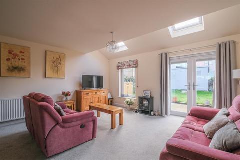 3 bedroom semi-detached house for sale, Slade lane, Brighouse