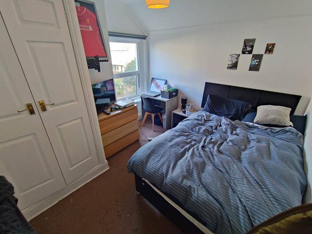 First floor rear bed