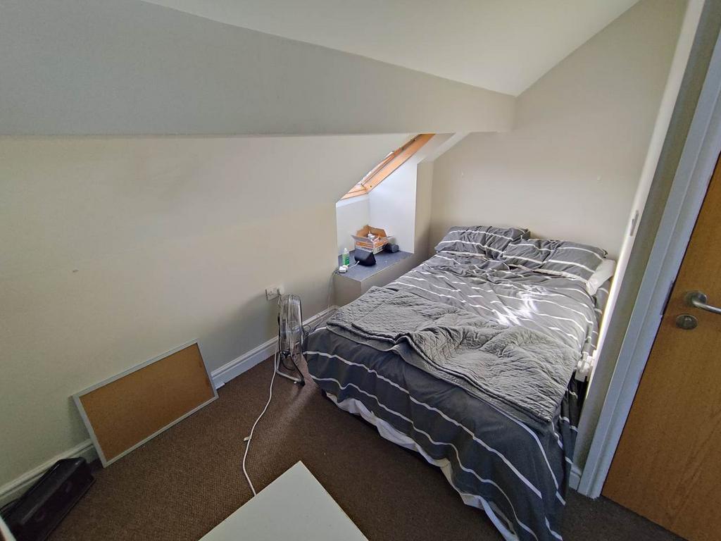 Attic bedroom (1)