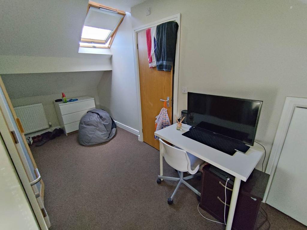 Attic bedroom (2)