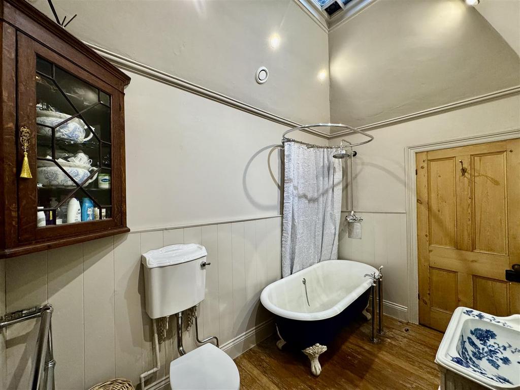 Jack and jill bathroom