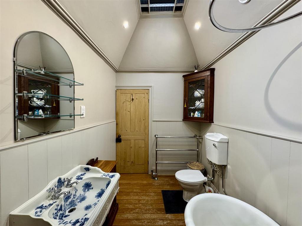 Jack and jill bathroom
