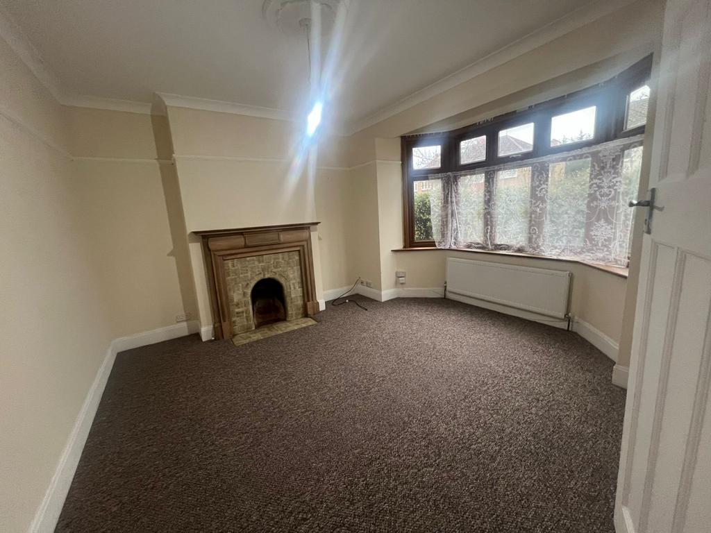 6 bed flat to rent Charnwood Drive, South Woodfor