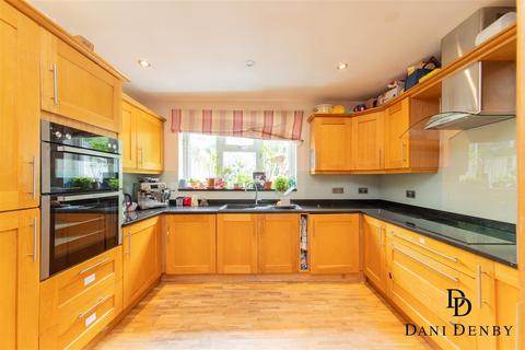 4 bedroom house for sale, Farm Road, Edgware HA8