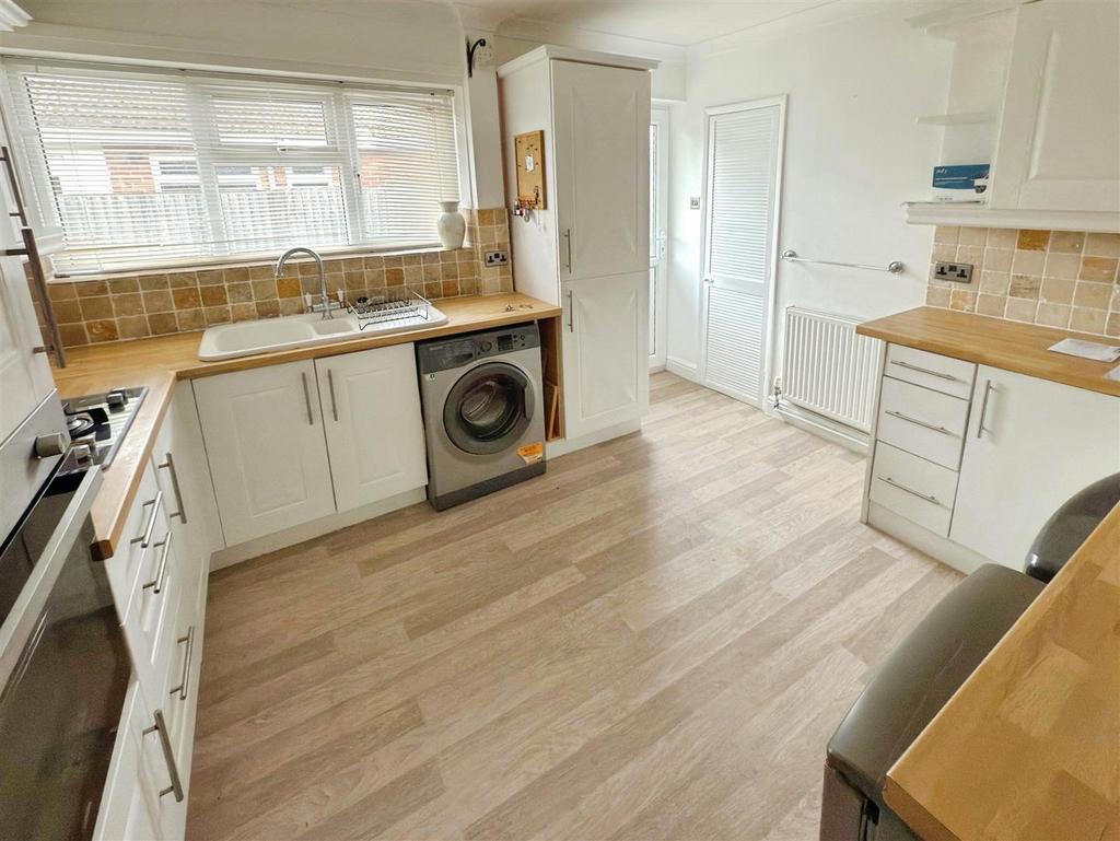 D84b13dd-Kitchen.jpg