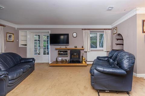 4 bedroom detached house for sale, Butternab Road, Beaumont Park, Huddersfield