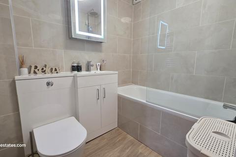 2 bedroom flat for sale, Amesbury Court, 11 Crofton Way, Enfield EN2
