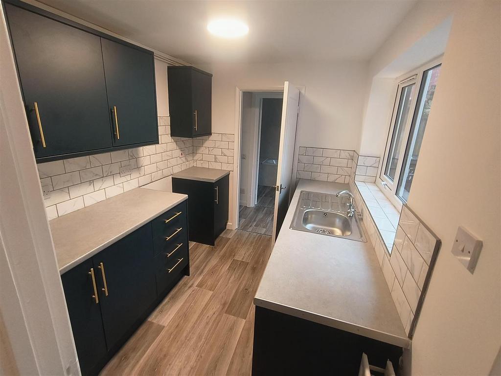Kitchen 2.jpg