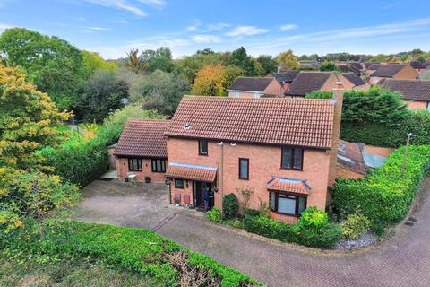 5 bedroom detached house for sale, Rosebay Close, Milton Keynes MK7