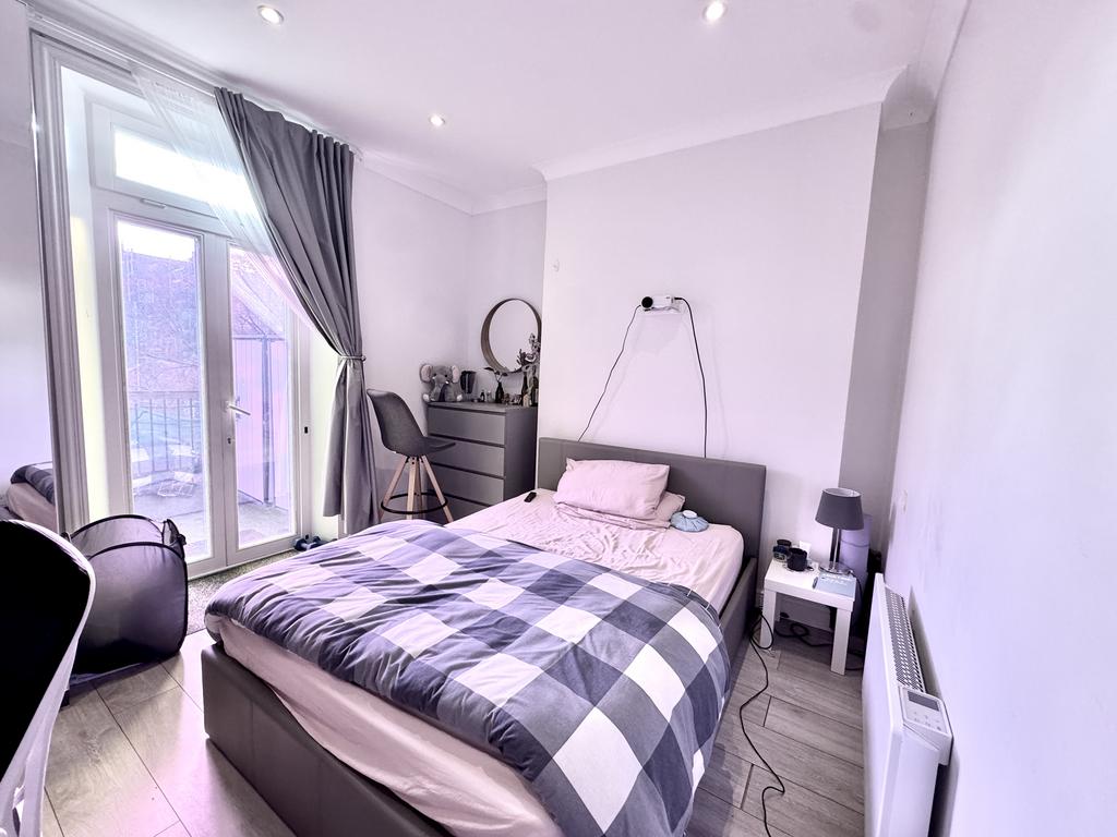 House in London - View 2
