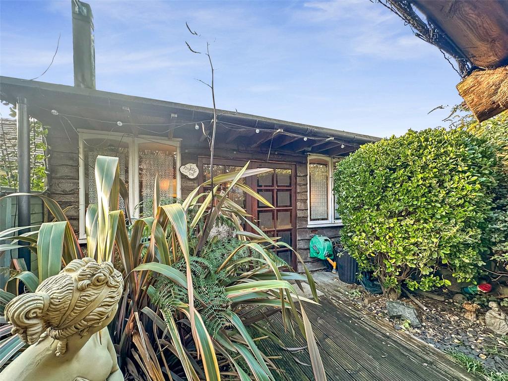 Pub/Summer House