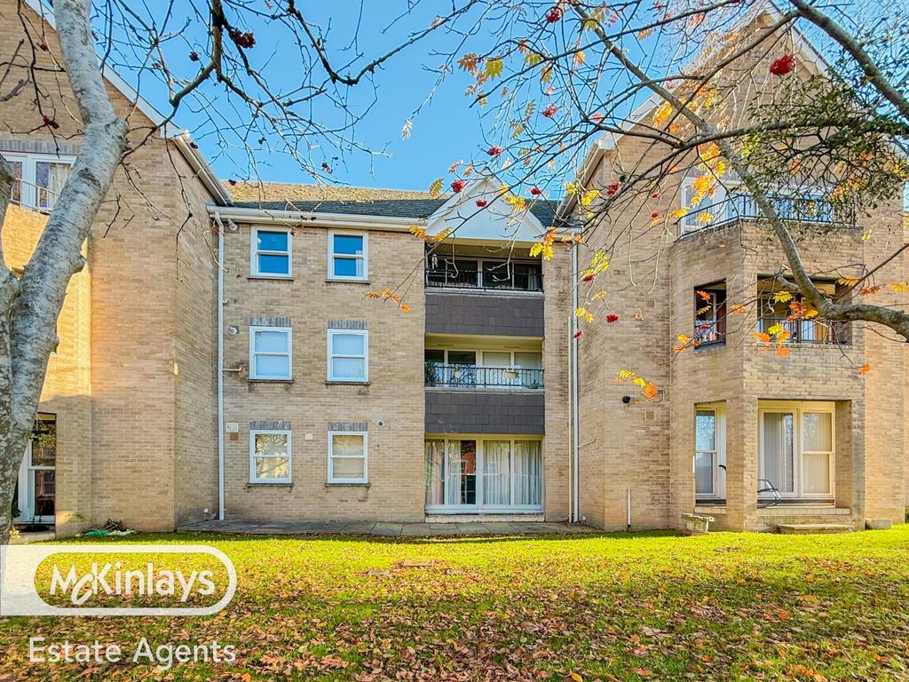 Spacious 2 Bedroom, Top-Floor Apartment with Balc