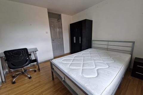 5 bedroom terraced house to rent, Selside Walk, Manchester, Greater Manchester, M14