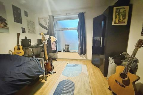5 bedroom terraced house to rent, Selside Walk, Manchester, Greater Manchester, M14