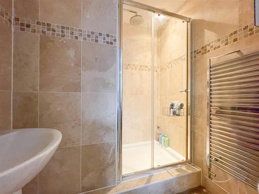 En suite shower