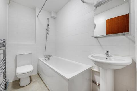 2 bedroom flat to rent, Harriers Close, Ealing