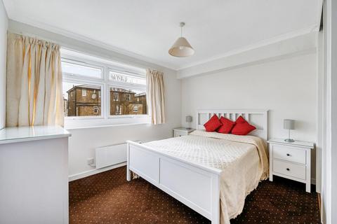 2 bedroom flat to rent, Harriers Close, Ealing