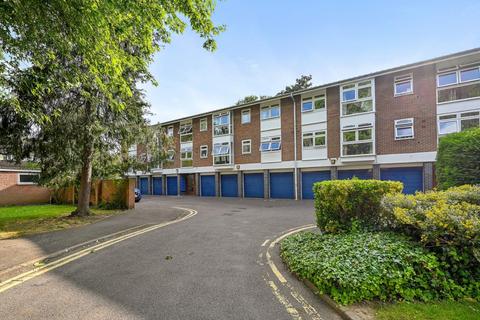 2 bedroom flat to rent, Harriers Close, Ealing