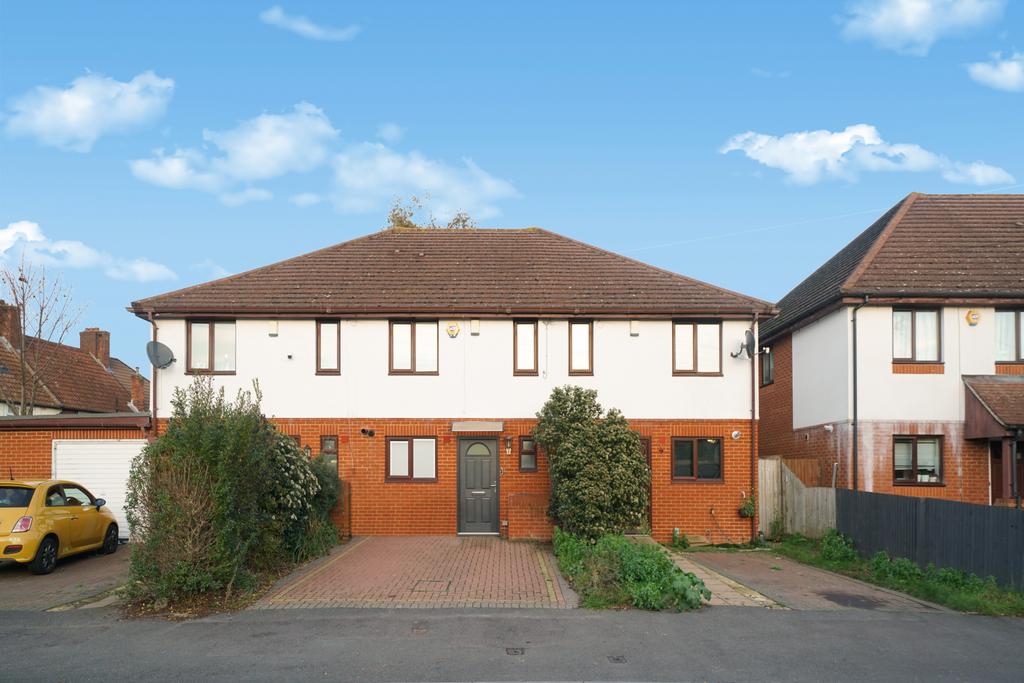 4 Bed-Mid-Terraced House to let in Morden