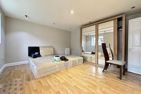 Studio to rent, Avenue Crescent, Hounslow TW5