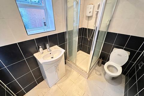 Studio to rent, Avenue Crescent, Hounslow TW5