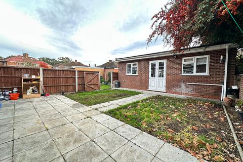 Studio to rent, Avenue Crescent, Hounslow TW5