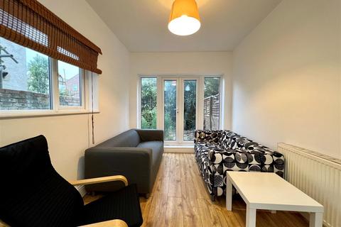 6 bedroom terraced house to rent, Montgomerie Road