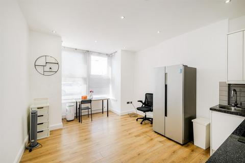 2 bedroom flat to rent, Selsdon Road, Wanstead