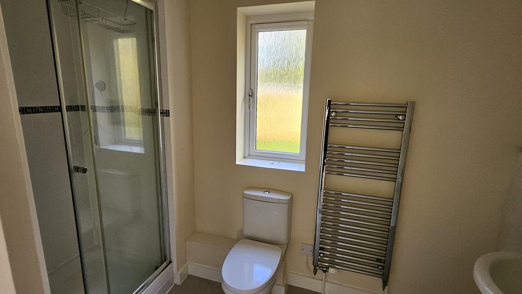 Bed 1 (ensuite).jpg