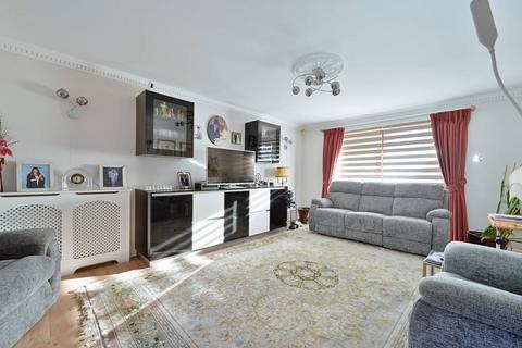 2 bedroom flat for sale, The Cloisters, Bushey, WD23