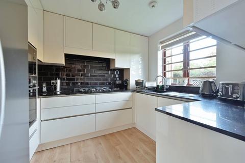 2 bedroom flat for sale, The Cloisters, Bushey, WD23