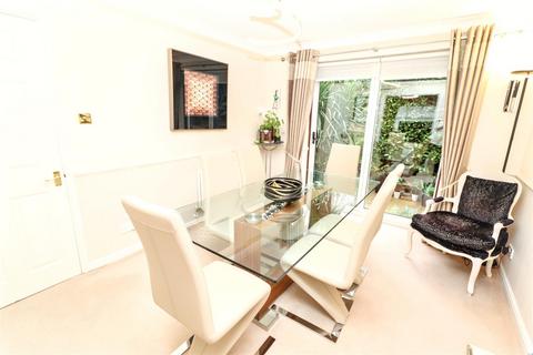 5 bedroom detached house to rent, Greenwood Gardens, Shenley, Radlett