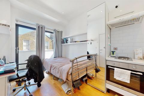 House share to rent, Medwin Street, Clapham