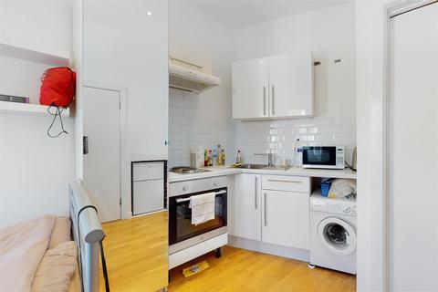 House share to rent, Medwin Street, Clapham