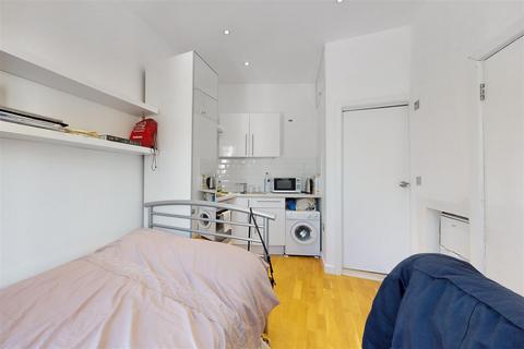 House share to rent, Medwin Street, Clapham