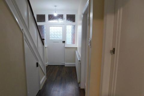 3 bedroom semi-detached house to rent, Kingswood Avenue, Leicester LE3