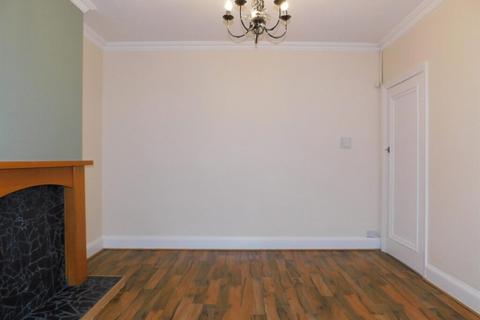 3 bedroom semi-detached house to rent, Kingswood Avenue, Leicester LE3