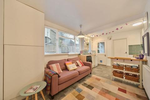2 bedroom flat for sale, Oakhurst Grove, London SE22