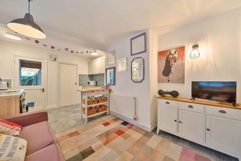 2 bedroom flat for sale, Oakhurst Grove, London SE22