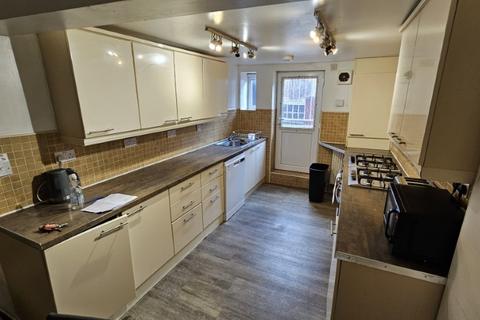 7 bedroom terraced house to rent, Brudenell Avenue, Hyde Park, Leeds, LS6 1HD