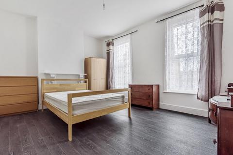 4 bedroom property to rent, Grove Vale, London, SE22